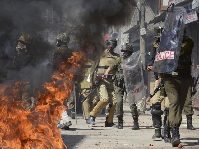 PoliPolicemen trying to control the angry protesters in Srinagar on Friday. Protests and clashes erupted against government plan to build townships for displaced Kashmiri Pandits. Waseem Andrabi/ HTAndrabi/ HT