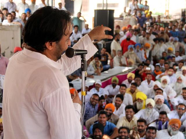Sangrur MP Bhagwant Mann addressing gathering during rally in Rampura on Friday. Sanjeev kumar/HT