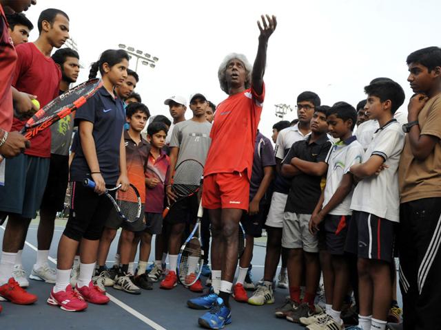 Renowned tennis player Anand Amritraj gives tips to the budding players in Indore on Friday. (Arun Mondhe/HT photo)