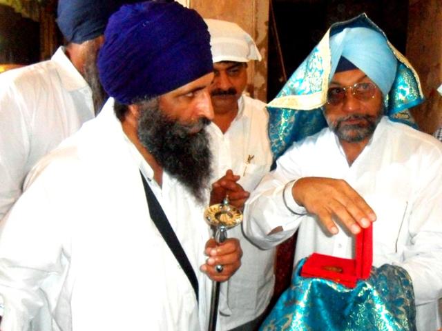 A-priest-holding-Guru-Gobind-Singh-s-comb-as-local-MLA-Jeet-Mohinder-Singh-Sidhu-looks-on-at-Takht-Damdama-Sahib-in-Talwandi-Sabo-near-Bathinda-on-Friday-HT-Photo- A-priest-holding-Guru-Gobind-Singh-s-comb-as-local-MLA-Jeet-Mohinder-Singh-Sidhu-looks-on-at-Takht-Damdama-Sahib-in-Talwandi-Sabo-near-Bathinda-on-Friday-HT-Photo-