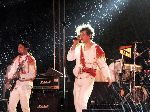 Dr Palash Sen of the band Euphoria performs in Indore on Sunday. (HT photo)