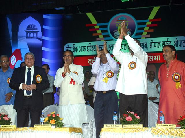 Chief minister Shivraj Singh Chouhan at the State Bank of India Employees Union's general meet held in Bhopal on Sunday. (Bidesh Manna/HT photo)