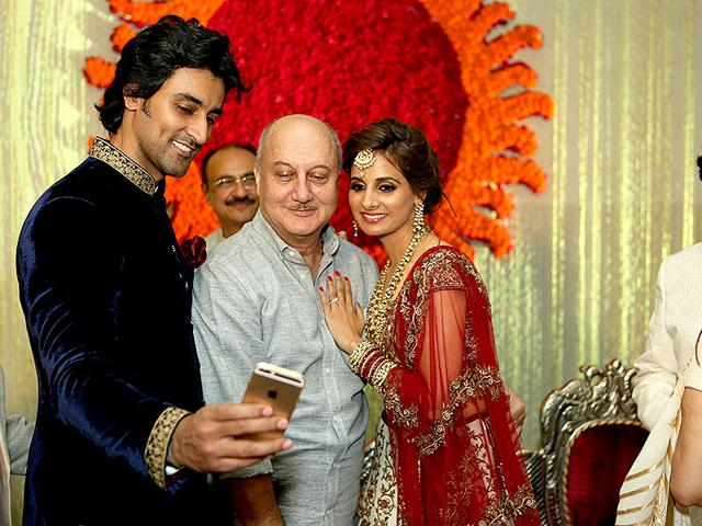 foto del matrimonio di anupam kher