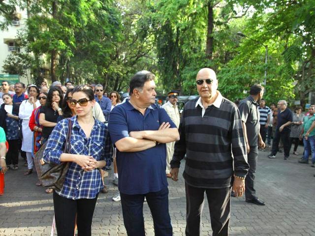 Actors Rishi Kapoor, Neelam Khotari and Prem Chopra during a protest against BMC`s proposed hawking zones in Pali Hill residential localities, in Mumbai, on April 12, 2015. (Photo: IANS)