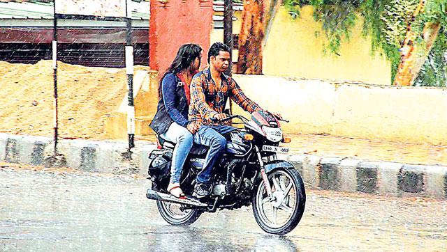 Commuters-in-Kota-caught-unawares-in-the-sudden-rain-on-Monday-AH-Zaidi-HT-Photo