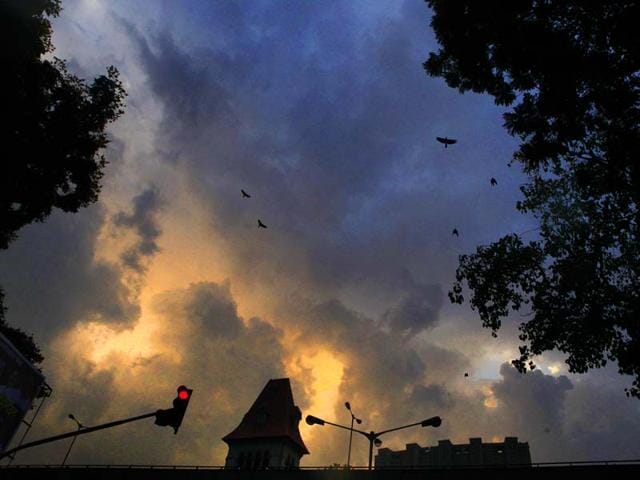Mumbai-experienced-mild-evening-showers-for-a-very-brief-while-taking-people-by-surprise-Kalpak-Pathak-HT-photo