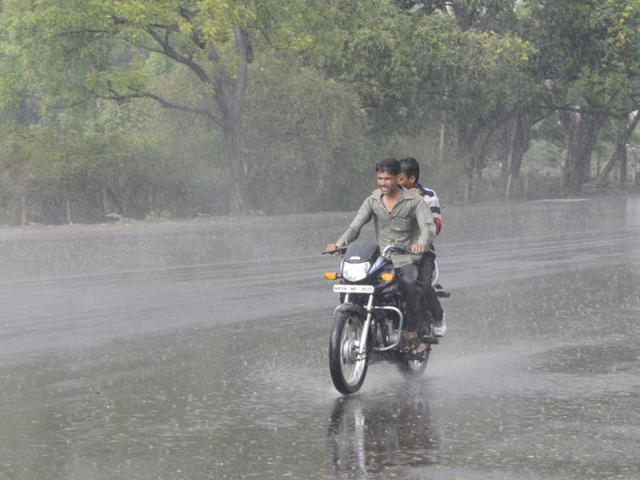 The unseasonal rains continued for the third consecutive day in Indore on Tuesday. (Shankar Mourya/HT photo)