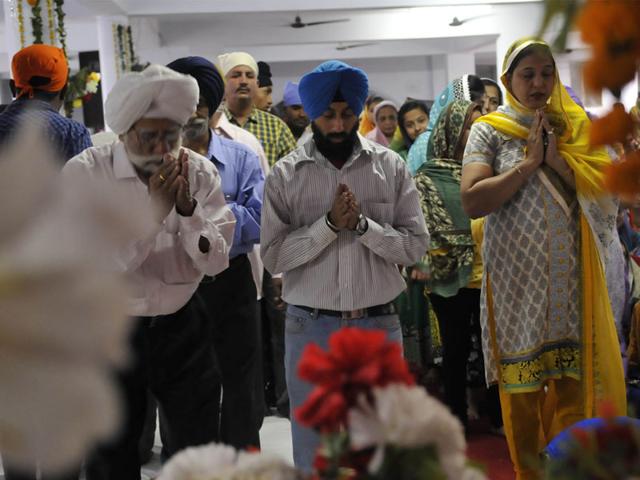 Sikhs take part in a Kirtan Darbar organised on the occasion of Baisakhi at Gurdwara TT Nagar, in Bhopal on Tuesday. (Mujeeb Faruqui/HT photo)