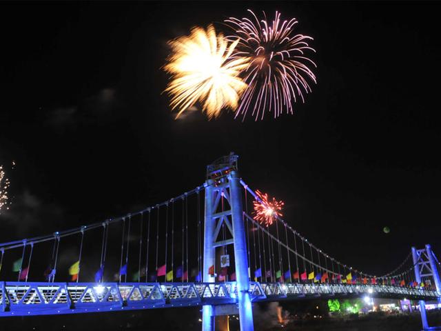 Fireworks over the suspension bridge at Sair Sapata during launch of the Madhya Pradesh Tourism Year, in Bhopal on Tuesday. (Mujeeb Faruqui/HT photo)