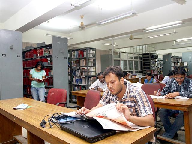 Students at the Faculty of Managment Studies at Delhi University, North Campus. (HT Photo/Jasjeet Plaha)