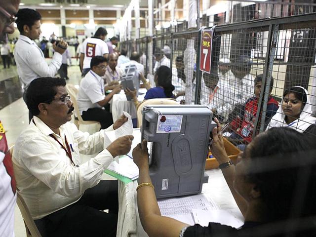 Election Commission officials count votes for Bandra by-poll Mumbai.(Kalpak Pathak/HT photo)