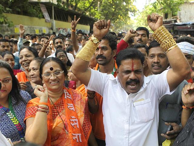 Shiv Sena supporters celebrate party's victory in Bandra (East) bypoll in Mumbai. (Kalpak Pathak/HT photo)