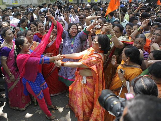 Shiv Sena workers celebrated Congress heavyweight Narayan Rane's defeat outside his residence and 'Matoshree' by bursting crackers and shouting party slogans. (Kalpak Pathak/HT photo)