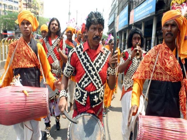 Tribal artists take out a rally 'Kala Yatra' as part of Tourism Year celebrations organised by MP Tourism, in Bhopal on Wednesday. (Bidesh Manna/HT photo) Tribal artists take out a rally 'Kala Yatra' as part of Tourism Year celebrations organised by MP Tourism, in Bhopal on Wednesday. (Bidesh Manna/HT photo)
