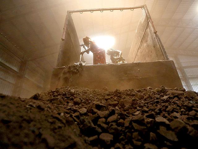 Workers-unload-coal-from-a-supply-truck-at-a-yard-on-the-outskirts-of-Ahmedabad-Reuters-Photo Workers-unload-coal-from-a-supply-truck-at-a-yard-on-the-outskirts-of-Ahmedabad-Reuters-Photo