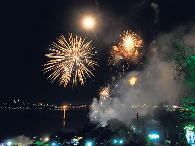 Fireworks over the Upper Lake in Bhopal on Thursday mark the start of Madhya Pradesh Tourism Year. (Mujeeb Faruqui/HT photo) Fireworks over the Upper Lake in Bhopal on Thursday mark the start of Madhya Pradesh Tourism Year. (Mujeeb Faruqui/HT photo)