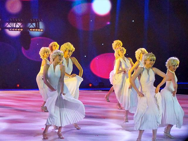 Chinese-dancers-entertain-crowds-dressed-in-blond-Marilyn-Monroe-esque-wigs-and-white-dresses-HT-Photo-Gautaman-Bhaskaran Chinese-dancers-entertain-crowds-dressed-in-blond-Marilyn-Monroe-esque-wigs-and-white-dresses-HT-Photo-Gautaman-Bhaskaran