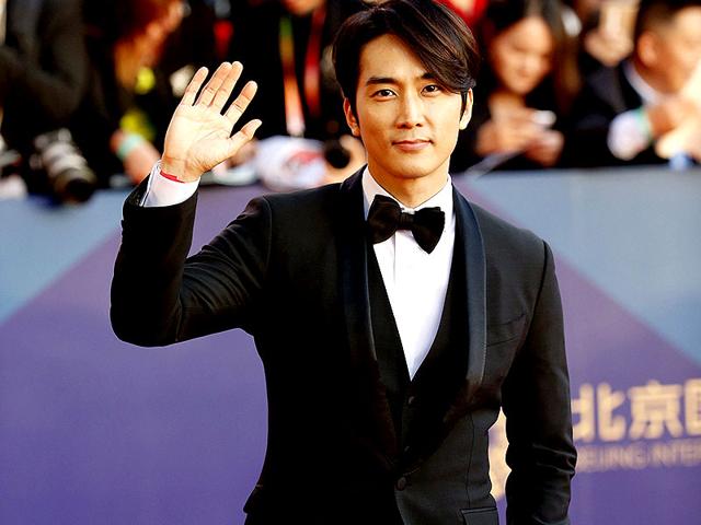 South Korean actor Song Seung-heon waves as he walks the red carpet during the Beijing International Film Festival, in Beijing, April 16, 2015. (Reuters) South Korean actor Song Seung-heon waves as he walks the red carpet during the Beijing International Film Festival, in Beijing, April 16, 2015. (Reuters)