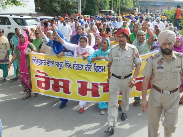 Protest-by-members-of-Shiromani-Akali-Dal-SAD-and-Shiromani-Gurdwara-Parbandhak-Committee-SGPC-on-Friday-morning-Sameer-Sehgal-HT Protest-by-members-of-Shiromani-Akali-Dal-SAD-and-Shiromani-Gurdwara-Parbandhak-Committee-SGPC-on-Friday-morning-Sameer-Sehgal-HT
