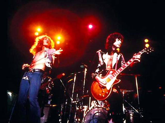 Led-Zeppelin-s-Jimmy-Page-R-and-Robert-Plant-at-a-performance-ledzeppelin-com