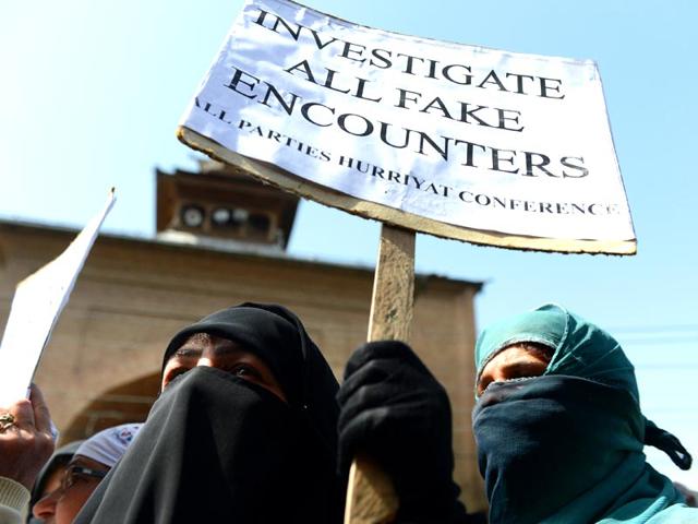 Kashmiri women shout pro-freedom slogans as they wave placards during a rally in Srinagar. (AFP PHOTO)