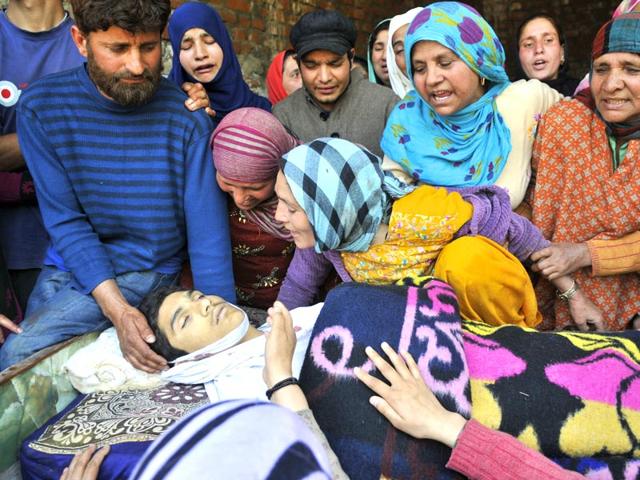 Relatives-of-teenage-student-mourn-over-his-body-in-Narbal-Srinagar-Waseem-Andrabi-HT-Photo Relatives-of-teenage-student-mourn-over-his-body-in-Narbal-Srinagar-Waseem-Andrabi-HT-Photo