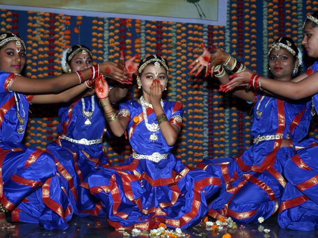 A scintillating group dance by Tamil girls was part of Tamil New Year celebrations in Bhopal on Sunday.(Bidesh Manna/HT photo)