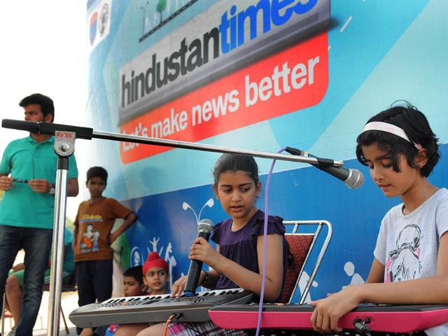 Girls performing at Raahgiri on Sunday. Gurminder Singh/HT