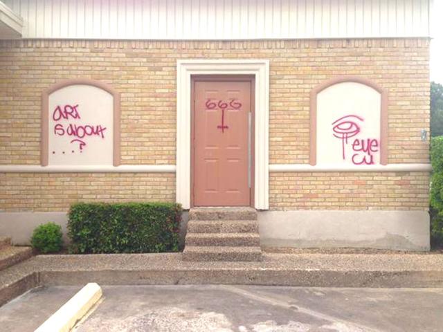 Old-Lake-Highlands-Hindu-temple-vandalised-with-anti-religious-graffiti-in-north-Texas-Image-via-Twitter-ZahidArabFox4 Old-Lake-Highlands-Hindu-temple-vandalised-with-anti-religious-graffiti-in-north-Texas-Image-via-Twitter-ZahidArabFox4