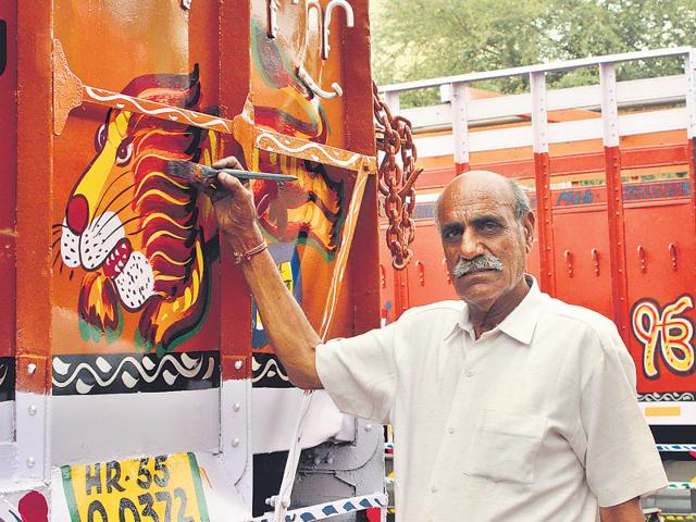 Truck-artist-Tilak-Raj-Dheer-in-Sanjay-Gandhi-Transport-Nagar-HT-Photo-Manoj-Sharma Truck-artist-Tilak-Raj-Dheer-in-Sanjay-Gandhi-Transport-Nagar-HT-Photo-Manoj-Sharma