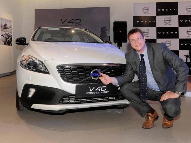 Volvo Cars introduces V40 Cross Country petrol variant