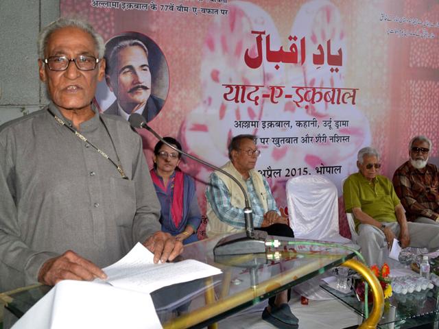 Litterateur Naeem Kausar addresses Yaad-e-Iqbal, a programme held to commemorate Iqbal's death anniversary, in Bhopal on Tuesday. (HT photo)