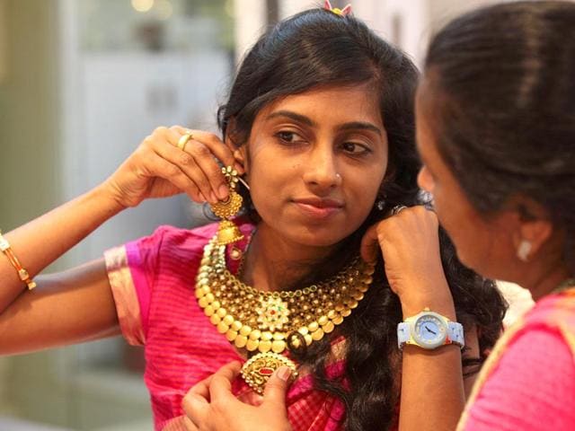 Women-buying-jewellery-on-the-occasion-of-Akshaya-Tritiya-Anshuman-Poyrekar-HT-Photo Women-buying-jewellery-on-the-occasion-of-Akshaya-Tritiya-Anshuman-Poyrekar-HT-Photo