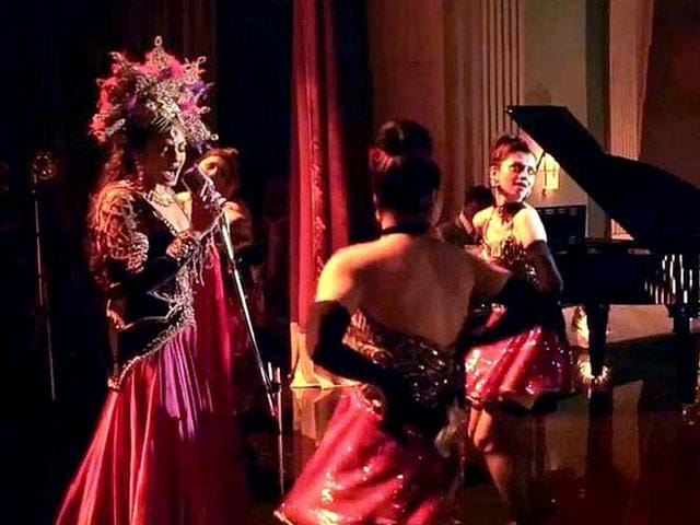 Revealed Raveena Tandons Bombay Velvet Look Hindustan Times Play raveena tandon hit new songs and download raveena tandon mp3 songs and music album online on gaana.com. raveena tandons bombay velvet look