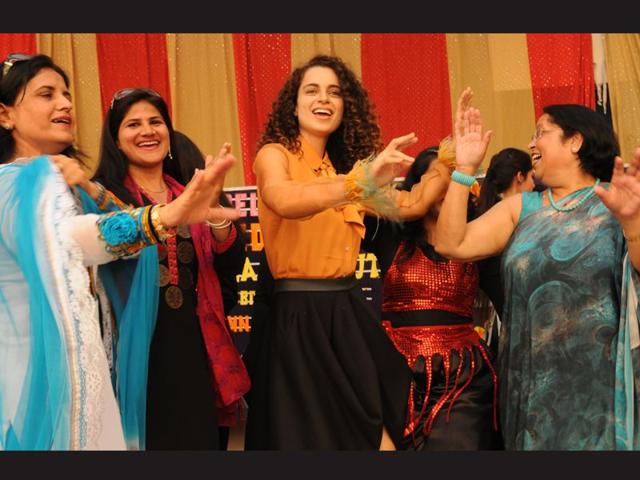 Kangana Ranaut visited her alma mater DAV school for promoting her upcoming movie Tanu weds Manu Returns in Chandigarh. Kangana Ranaut visited her alma mater DAV school for promoting her upcoming movie Tanu weds Manu Returns in Chandigarh.