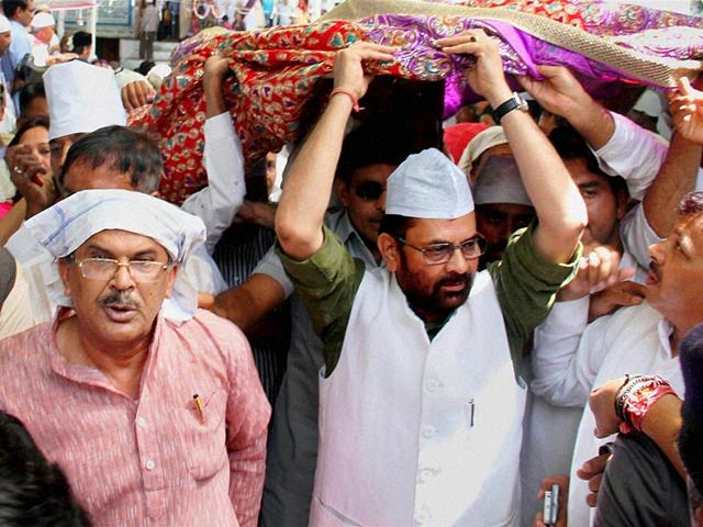 Minister-of-state-for-parliamentary-affairs-Mukhtar-Abbas-Naqvi-presenting-a-chadar-on-behalf-of-Prime-Minister-Narendra-Modi-to-the-dargah-of-Sufi-saint-Khwaja-Moinduddin-Chisti-during-the-annual-Urf-festival-in-Ajmer-Rajasthan-on-Wednesday-PTI-Photo Minister-of-state-for-parliamentary-affairs-Mukhtar-Abbas-Naqvi-presenting-a-chadar-on-behalf-of-Prime-Minister-Narendra-Modi-to-the-dargah-of-Sufi-saint-Khwaja-Moinduddin-Chisti-during-the-annual-Urf-festival-in-Ajmer-Rajasthan-on-Wednesday-PTI-Photo