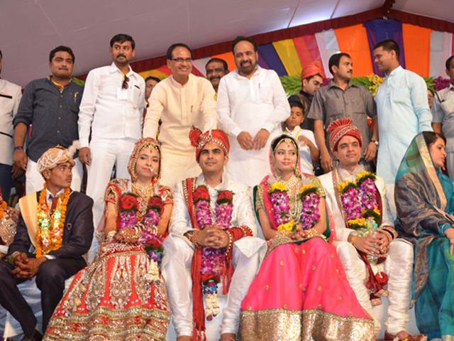 CM-Shivraj-Singh-Chouhan-and-minister-Gopal-Bhargav-with-newlywed-couples-during-a-mass-marriage-programme-at-Gadhakota-in-Sagar-on-Wednesday-HT-photo CM-Shivraj-Singh-Chouhan-and-minister-Gopal-Bhargav-with-newlywed-couples-during-a-mass-marriage-programme-at-Gadhakota-in-Sagar-on-Wednesday-HT-photo
