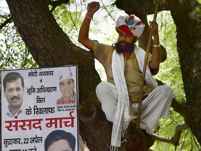 Gajendra-Singh-minutes-before-committing-suicide-at-an-Aam-Aadmi-Party-rally-at-Jantar-Mantar-in-New-Delhi-on-Wednesday-PTI-Photo Gajendra-Singh-minutes-before-committing-suicide-at-an-Aam-Aadmi-Party-rally-at-Jantar-Mantar-in-New-Delhi-on-Wednesday-PTI-Photo
