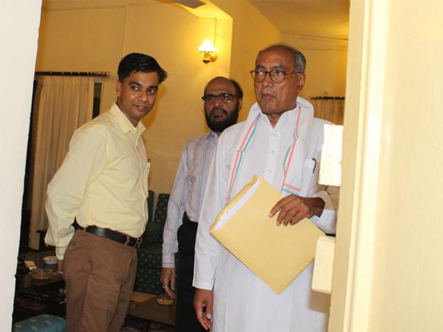 AICC-general-secretary-Digvijaya-Singh-right-along-with-AIG-special-task-force-Ashish-Khare-left-at-his-official-residence-in-Bhopal-on-Thursday-HT-photo AICC-general-secretary-Digvijaya-Singh-right-along-with-AIG-special-task-force-Ashish-Khare-left-at-his-official-residence-in-Bhopal-on-Thursday-HT-photo