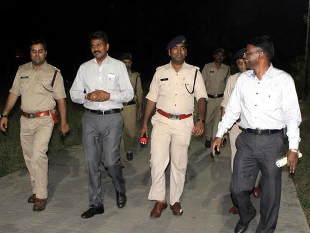 Indore DIG Rakesh Gupta monitors the combing operations just in front of Crystal Park in Indore following three loot incidents in the city. (HT photo)