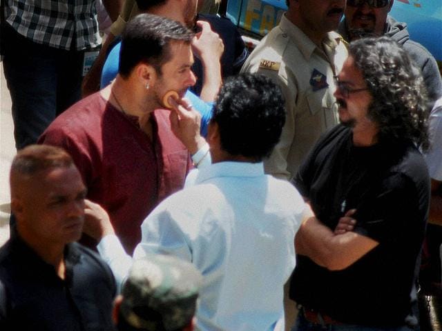 Salman Khan getting ready for shooting of his upcoming movie Bajrangi Bhaijaan, at Aishmuqam in Anantnag district on Thursday. (PTI Photo) 