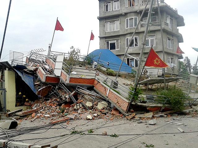 7.9-magnitude earthquake struck east of Pokhara in Nepal, causing widespread damage to buildings in the capital Kathmandu and injuring dozens across the country. (Utpal Parashar/HT Photo)