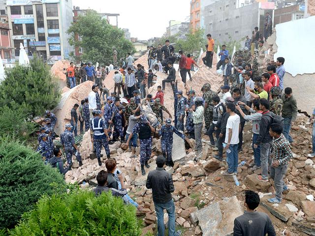 Rescue members move the body of a victim from the collapsed Darahara Tower in Kathmandu. (AFP Photo)