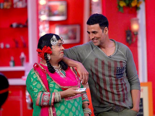 It was all about smiles and blushes when Akshay Kumar met Kiku Sharda aka Palak on the sets of Comedy Nights with Kapil.