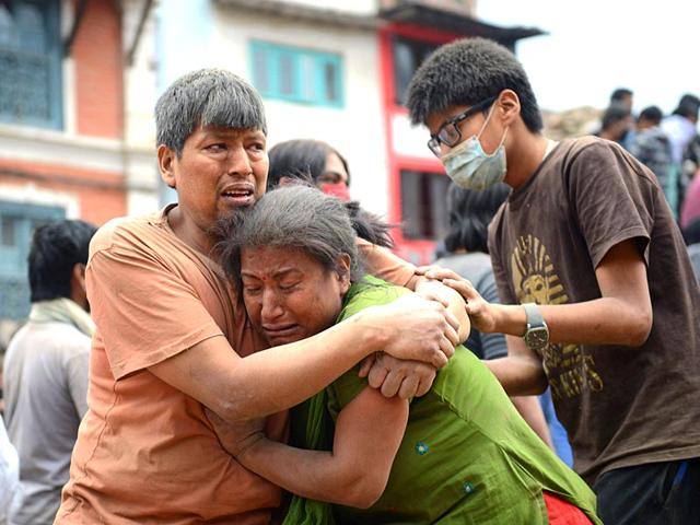 Desperate scenes in Kathmandu as people dig through rubble looking for survivors after huge earthquake hits Nepal. (AFP Photo)