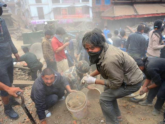 People clear rubble in Kathmandu's Durbar Square, a UNESCO World Heritage Site that was severely damaged by an earthquake on Saturday. (AFP Photo)
