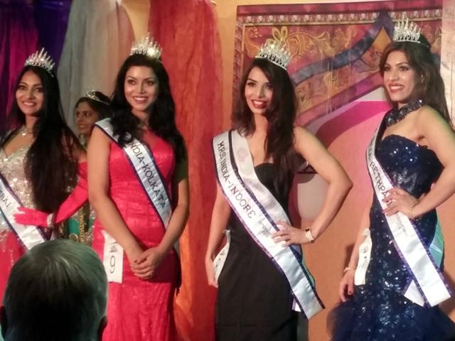 Indore-s-Shruti-Oza-Khemlani-middle-was-crowned-with-the-Mrs-India-International-2015-runners-up-title-on-Saturday-in-Atlanta-USA