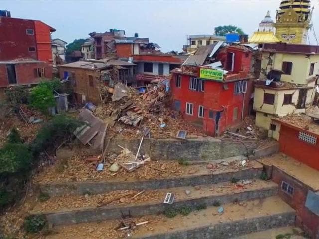 People-search-amidst-the-rubble-of-collapsed-houses-in-Bhaktapur-on-the-outskirts-of-Kathmandu-Nepal-AFP-Photo