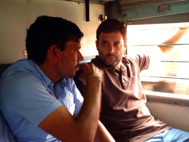 Congress-vice-president-Rahul-Gandhi-interacts-with-co-passengers-in-Sachkhand-Express-Photo-tweeted-by-INCIndia Congress-vice-president-Rahul-Gandhi-interacts-with-co-passengers-in-Sachkhand-Express-Photo-tweeted-by-INCIndia