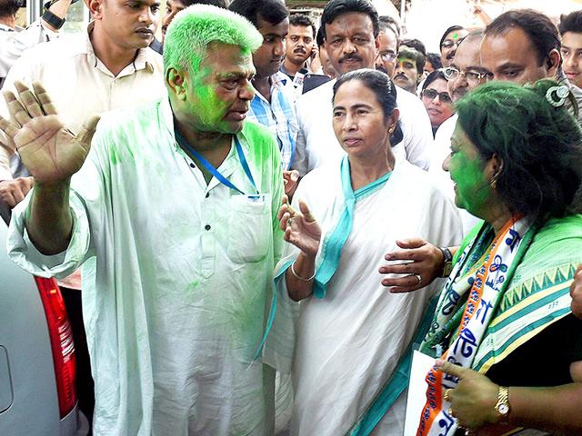 A worker seen preparing the Election Hoarding for All India Trinamool  Congress TMC on the street